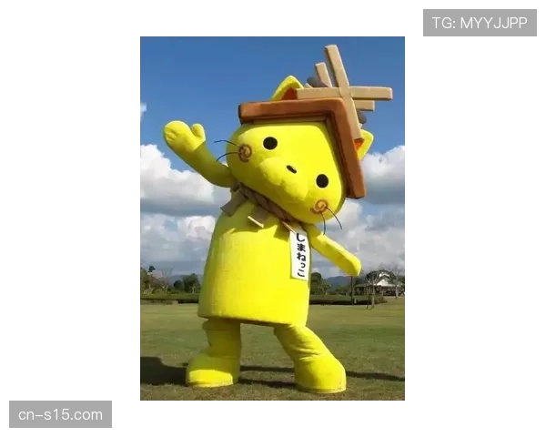 跳伞者悬挂屋顶30分钟，吉祥物搬防护垫参与救援