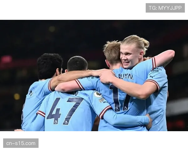 更衣室一幕:失利后,瓜迪奥拉长时间与哈兰德、德布劳内进行交流 更衣室一幕:失利后,瓜迪奥拉长时间与哈兰德、德布劳内进行交流